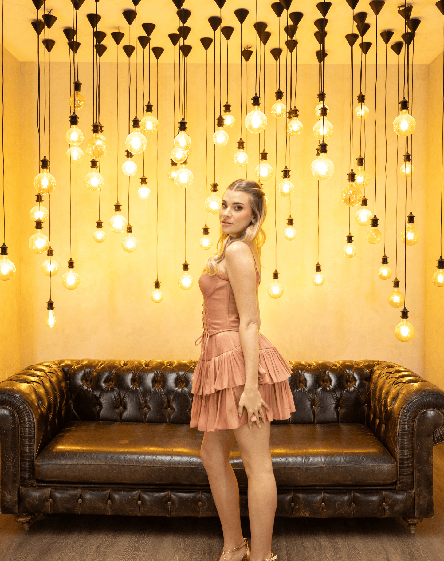 Bağcıklı Korse Detaylı, Kat Kat Fırfırlı Etek, Dantel Yaka, Süs Düğmeli ve İp Askılı Mini Gece Elbisesi