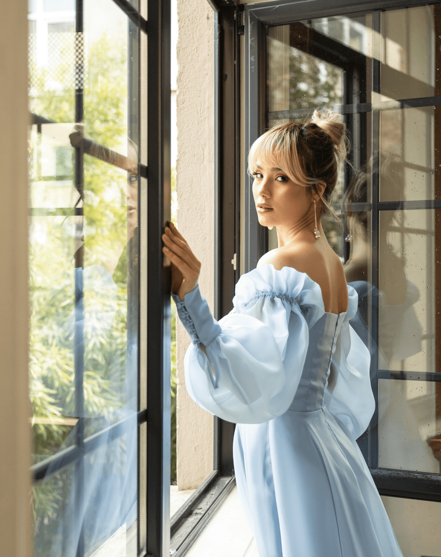 İşlemeli Göğüs Detaylı, Uzun Balon Kollu, Kloş Kesim Organze Gece Elbisesi